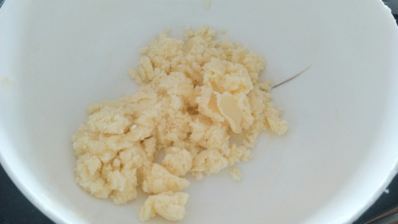 酥渣渣桃酥饼,用刮刀把黄油细砂糖融合在一起。