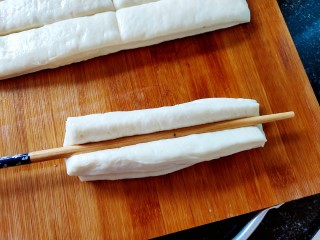 简单快手炸油条,无论大小，两个相同长度的为一体，筷子按压。