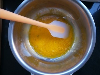 斑马纹戚风蛋糕,蛋黄打散，加入玉米油，充分搅拌均匀