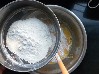 斑马纹戚风蛋糕,筛入低筋面粉