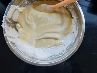斑马纹戚风蛋糕,然后把搅拌好的蛋黄糊反过来都倒进蛋清的盆里。翻拌均匀。