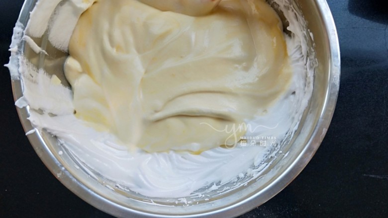 斑马纹戚风蛋糕,然后把搅拌好的蛋黄糊反过来都倒进蛋清的盆里。翻拌均匀。