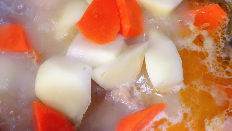 牛尾巴汤,牛尾巴炖差不多把准备的胡萝卜土豆放过去，大概在炖个15分钟左右