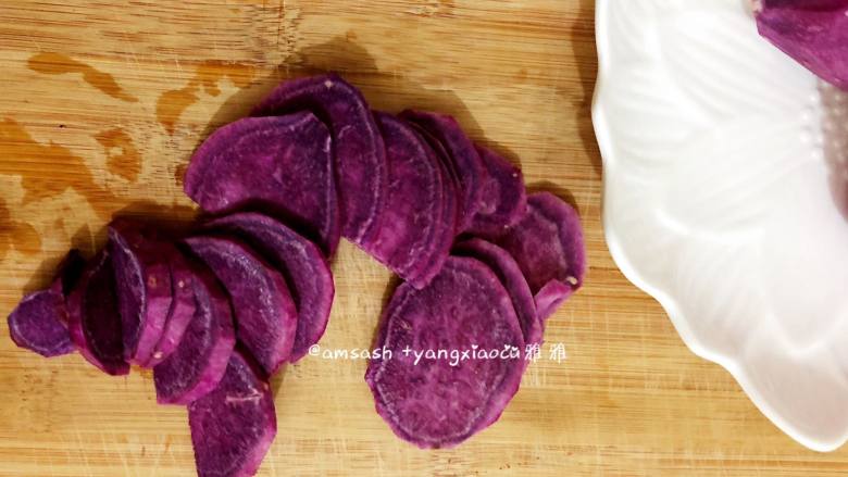 紫薯饼,紫薯洗干净，刨去外皮，切成薄片，切片切记别切太厚了，这样蒸的时候才容易蒸熟
