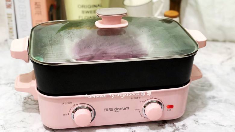 紫薯饼,启动多功能锅，深锅中加水，加到可以蒸制的水位线，冷水把紫薯放入锅中，盖上盖子，大火蒸10分钟即可