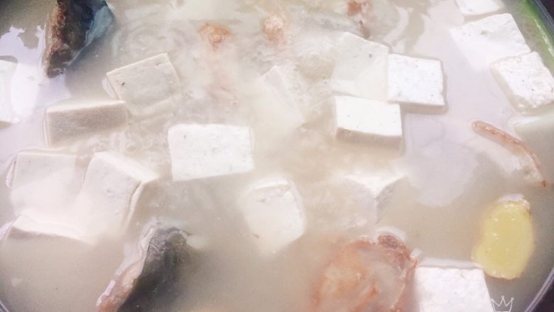 鱼头豆腐汤,大火煮至沸腾，改中小火煮15分钟，直至汤呈奶白色。