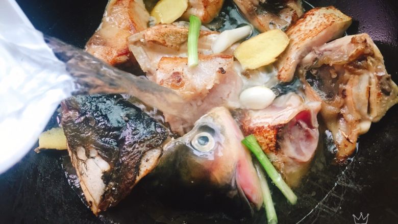 鱼头豆腐汤,鱼头煎黄后，开大火，加入烧好的开水，