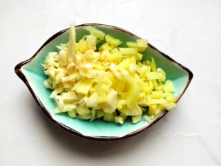 鱼香鸡蛋（内附鱼香汁的调制）,生姜，大蒜切丁。