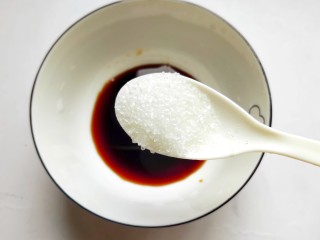 鱼香鸡蛋（内附鱼香汁的调制）,一勺白糖。