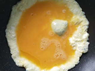 鱼香鸡蛋（内附鱼香汁的调制）,锅内放油，倒入鸡蛋。