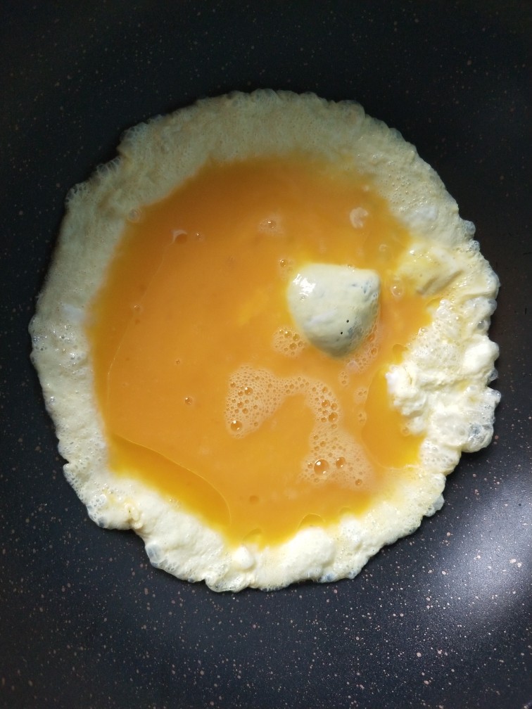 鱼香鸡蛋（内附鱼香汁的调制）,锅内放油，倒入鸡蛋。