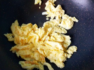 鱼香鸡蛋（内附鱼香汁的调制）,鸡蛋炒散，盛出备用。