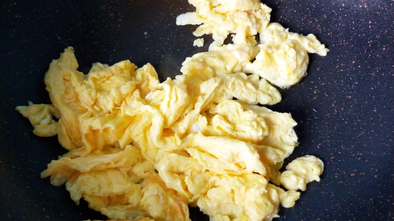 鱼香鸡蛋（内附鱼香汁的调制）,鸡蛋炒散，盛出备用。