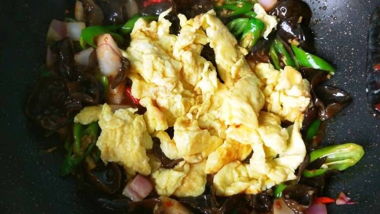 鱼香鸡蛋（内附鱼香汁的调制）,倒入鸡蛋翻炒。