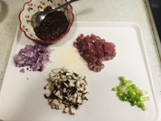 香菇牛肉酱,牛肉、洋葱、香菇切心碎粒，葱切小段，酱推荐海天黄豆酱。