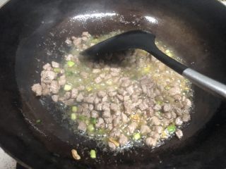 香菇牛肉酱,炒至牛肉粒断生变色。