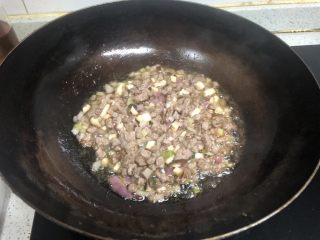 香菇牛肉酱,牛肉粒变色后下香菇和洋葱，一起翻炒一分钟。