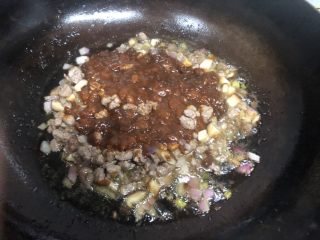 香菇牛肉酱,牛肉熟了后，将豆瓣酱炒匀码在上面，不要翻炒，炸两分钟。所以一定要多放油。