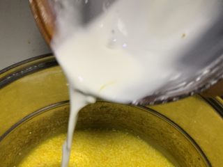 黄米凉糕,倒入糯米粉水搅拌均匀