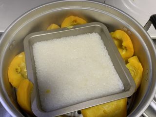 黄米凉糕,模具放油纸 热水加糖搅拌均匀放入糯米中