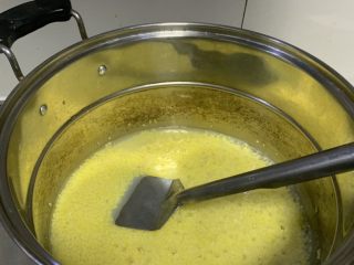 黄米凉糕,锅里放适量热水熬黄米