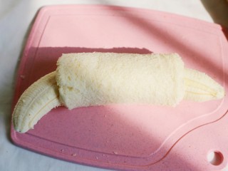 无敌简单的香蕉土司卷,卷入土司中，边上稍微捏紧。