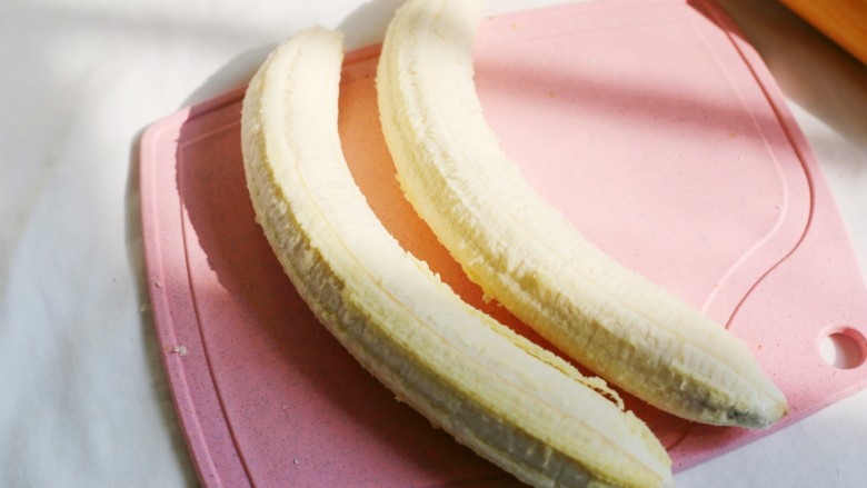 无敌简单的香蕉土司卷,香蕉去皮。