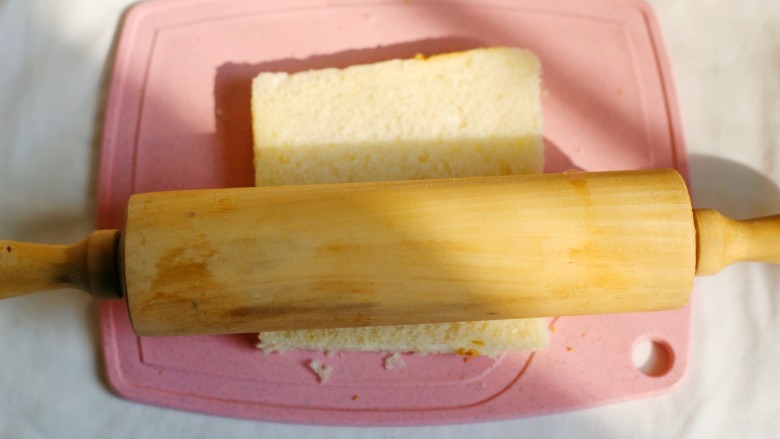 无敌简单的香蕉土司卷,用擀面杖滾成薄片。