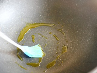 无敌简单的香蕉土司卷,锅底刷一层植物油，烧至5成热。