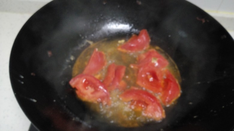 西红柿炒豆腐、菠菜、鸡蛋,锅中放入适量油，放入<a style='color:red;display:inline-block;' href='/shicai/ 3551'>西红柿</a>块。