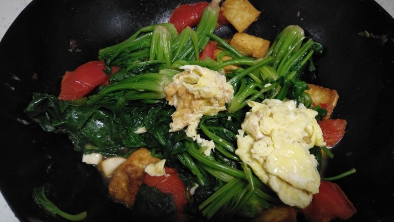 西红柿炒豆腐、菠菜、鸡蛋,翻炒均匀，加入鸡蛋。