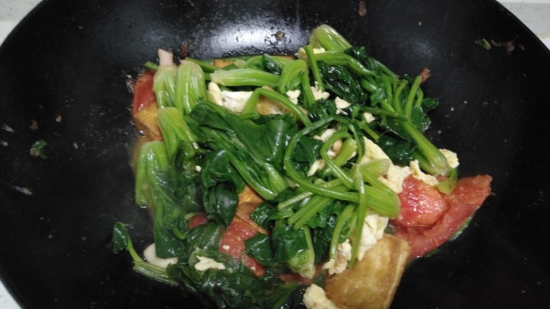西红柿炒豆腐、菠菜、鸡蛋,翻炒均匀。