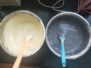 斑马纹戚风蛋糕,然后把蛋黄糊分成大约相等的两份。其中一份加入少许竹炭粉调成黑色面糊。