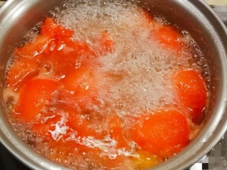 番茄鸡肉汤面,鸡汤中放入番茄块 煮至番茄软烂