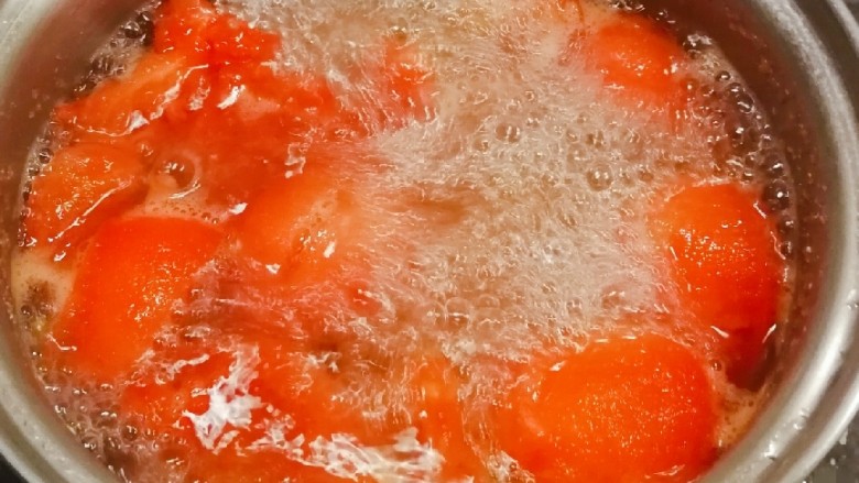 番茄鸡肉汤面,鸡汤中放入番茄块 煮至番茄软烂