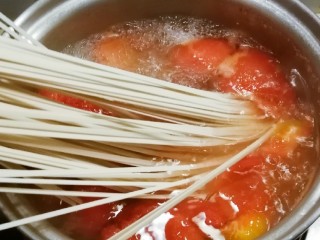 番茄鸡肉汤面,放入干面条