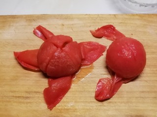 番茄鸡肉汤面,番茄用开水汆烫后剥皮