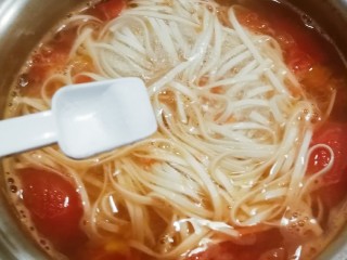 番茄鸡肉汤面,面条煮熟  放入盐  