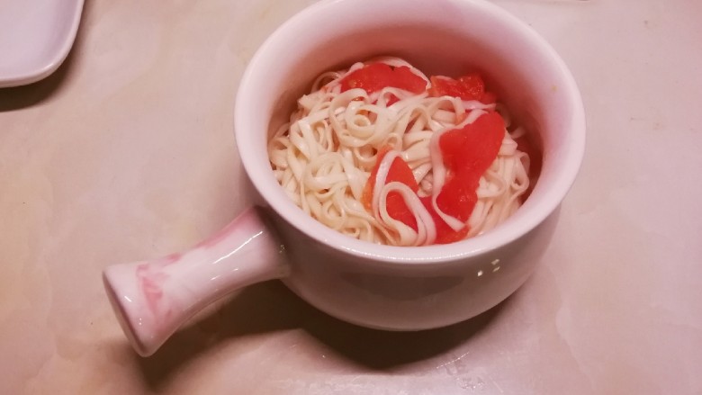 番茄鸡肉汤面,取出汤碗  盛入番茄面条