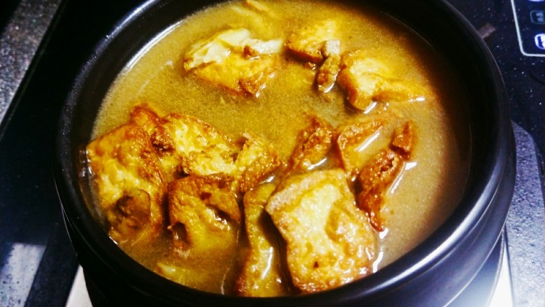肉沫豆腐煲,翻炒混匀后转移到砂锅中，加入适量的水，盐和鸡精，大火烧