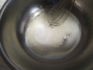 海苔肉松小贝,牛奶加入玉米油拌匀