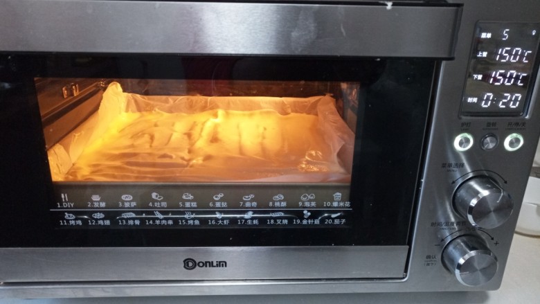 海苔肉松小贝,放入烤箱150度烤25分钟
