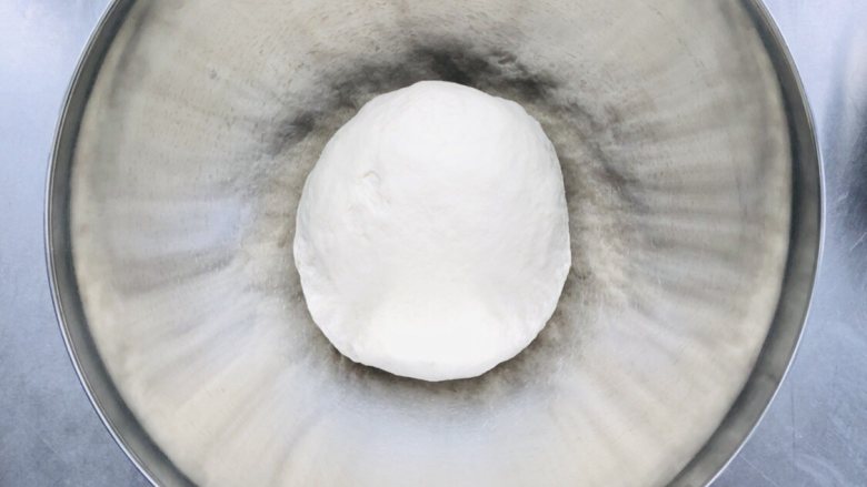 中种谷物吐司,中种材料依次添加，用手混合成团（使用面包机或厨师机也可以）。温度26°—28°，盖上保鲜膜，发酵1.5-2小时。