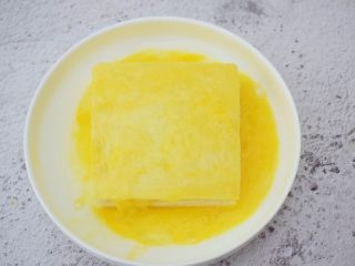 芒果酸奶吐司,使其全部都沾裹上蛋液