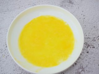 芒果酸奶吐司,鸡蛋打散备用