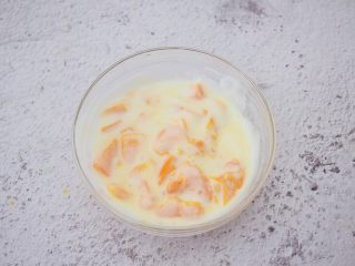 芒果酸奶吐司,拌匀