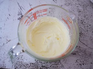 KT猫酸奶冰淇淋,淡奶油加入白糖，用电动打蛋器打发至明显有纹路还能流动的状态