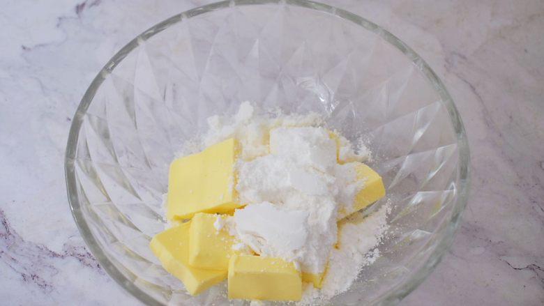 豆沙一口酥,在软化好的黄油里加入糖粉