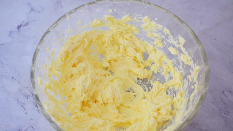 豆沙一口酥,用电动打蛋器搅打均匀，每次都要搅打到蛋液充分融合到黄油里，才能加入下一次蛋液