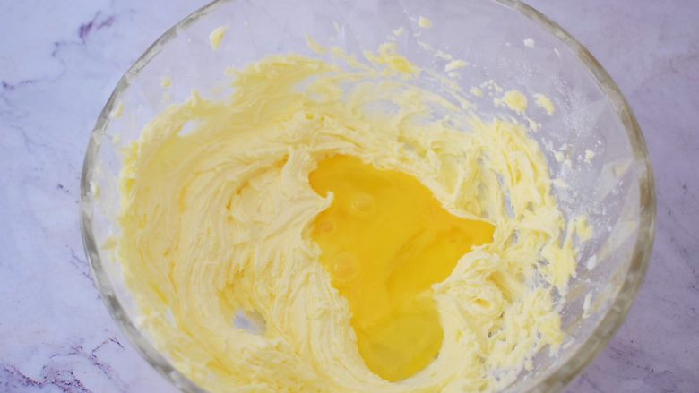 豆沙一口酥,将全蛋液分三次加入到打发好的黄油中